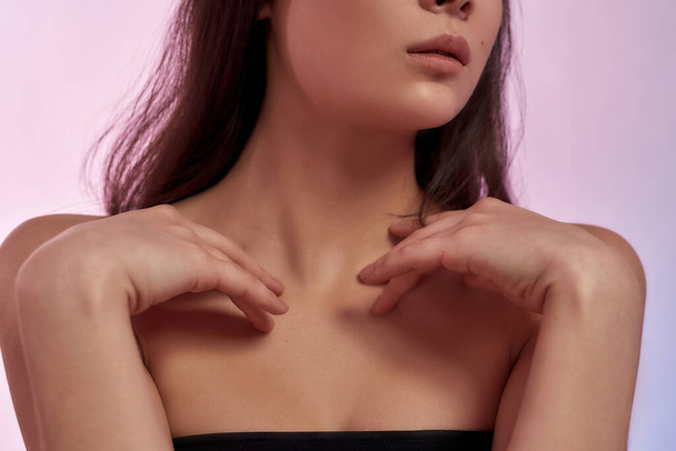 Closeup of sexy woman show glowing body skin - Φωτογραφία, εικόνα