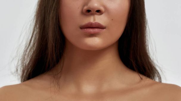 Crop of Asian woman show healthy glowing body skin - Foto, Imagem