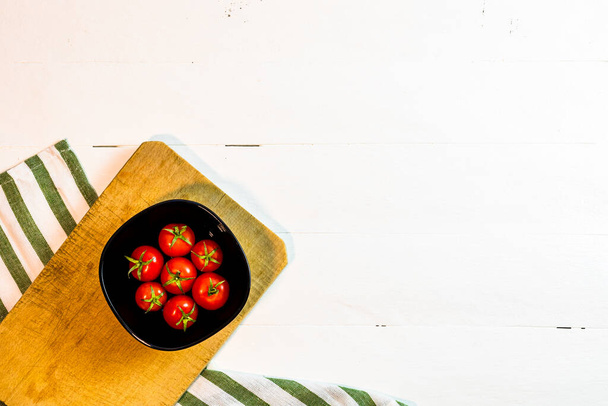 Ingredientes italianos. Tomate cereja e especiarias para cozinhar - Foto, Imagem