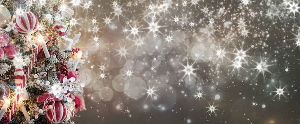 Árbol de Navidad y luces borrosas bokeh en el fondo beige. Tarjeta de felicitación de Año Nuevo con espacio para copiar. - Foto, imagen