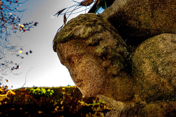 kamenná socha lidské hlavy se známkami opotřebení erozí - Fotografie, Obrázek