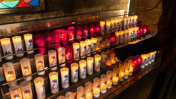 свечи, поставленные на экспонента для покаявшегося, чтобы зажечь и попросить милости, которую он желает получить - Фото, изображение