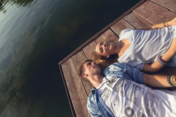 Couple Enjoying Near River - Foto, immagini