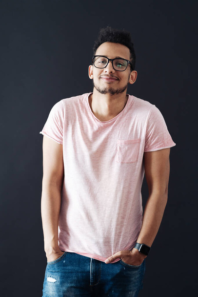 Afro Красивый парень в розовой футболке и очках - Фото, изображение