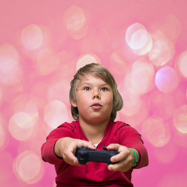 Мальчик играет в компьютерные игры
. - Фото, изображение