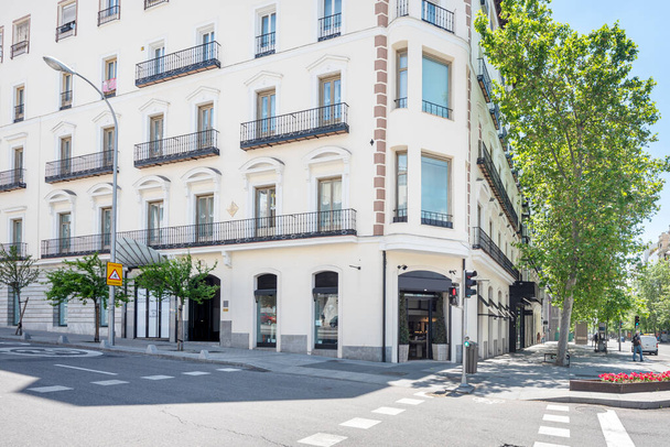 Перед будинком з комерційними приміщеннями на першому поверсі на центральній вулиці в Мадриді. - Фото, зображення