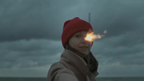 Mulher com bastão de brilho à noite - Filmagem, Vídeo
