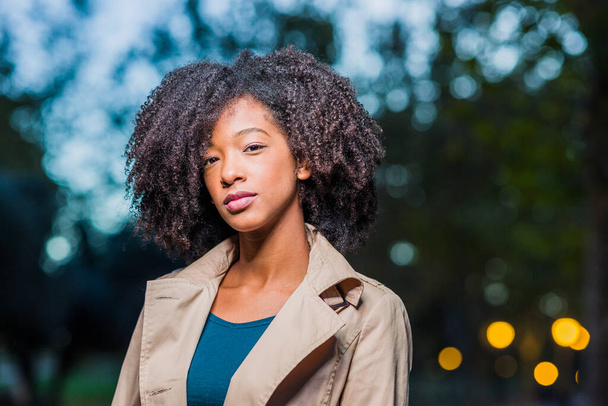 Dominikai Köztársaság fiatal diák nő fejlövés. Téli életmód afro haj Latin portré - Fotó, kép