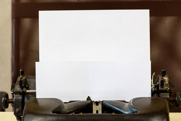 Arkusz papieru w klasycznej maszynie do pisania. Tło z miejscem do kopiowania tekstu lub liter - Zdjęcie, obraz