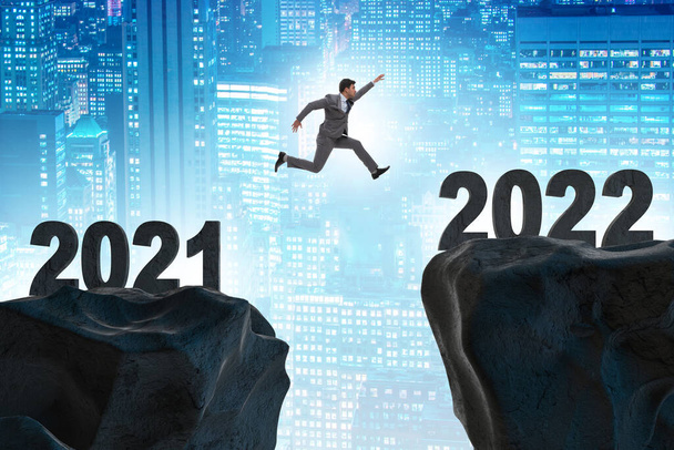 Чоловік стрибає з 2021 по 2022 рік
 - Фото, зображення
