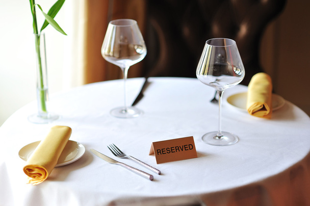 Letrero reservado en una mesa de restaurante - Foto, Imagen