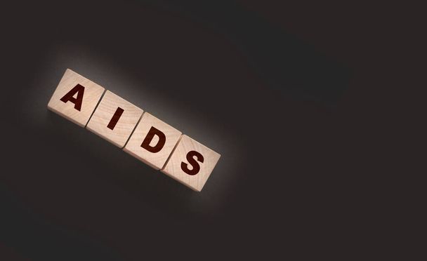 Абревіатура СНІДу написана на дерев'яних кубиках. Концепція охорони здоров'я. STD захворювання, що передаються статевим шляхом
. - Фото, зображення