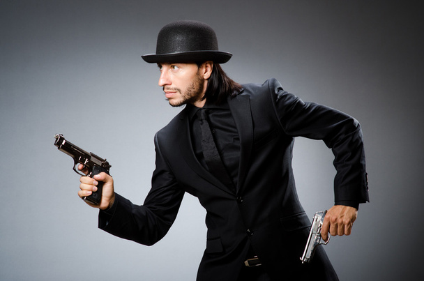 Homem usando chapéu vintage com arma
 - Foto, Imagem