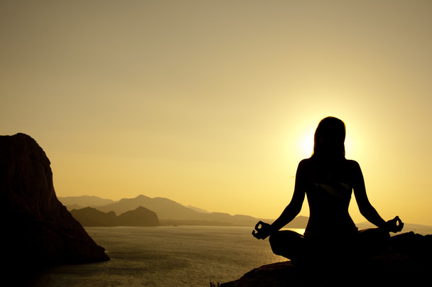 Jooga Lotus asema siluetti meren rannalla auringonnousun aikaan
 - Valokuva, kuva
