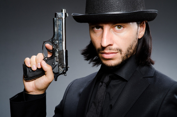Чоловік у старовинному капелюсі з пістолетом
 - Фото, зображення