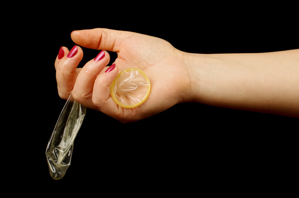 Frau hält Kondom in der Hand - Foto, Bild