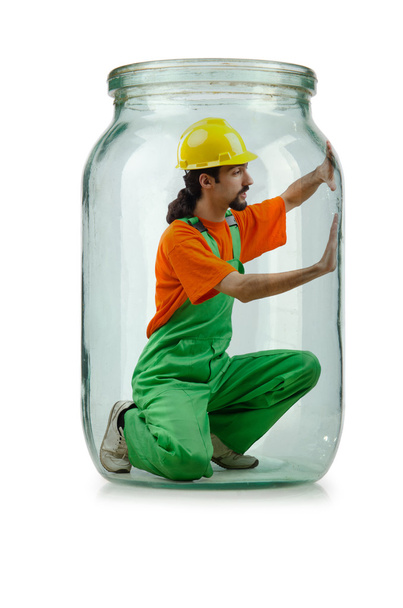 man in overall opgesloten in een glazen pot - Foto, afbeelding