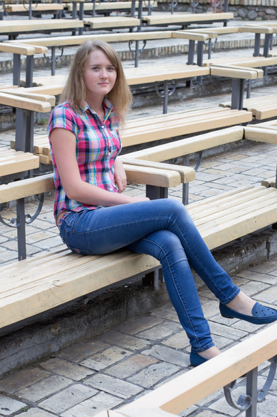 girl on a bench - Foto, afbeelding