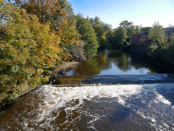 El río Calder, que atraviesa Padiham en Lancashire, una vez impulsó 20 fábricas de algodón, pero ninguna se utiliza ahora para esta industria y la mayoría ha sido demolida. El río Calder es un afluente importante del río Ribble y tiene alrededor de 20 millas de longitud. - Foto, imagen