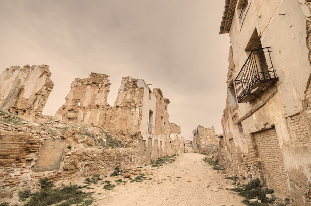 Винтажный стиль картины разрушенного города Бельчите. Был разрушен во время гражданской войны в Испании, в Сарагосе, Испания
. - Фото, изображение