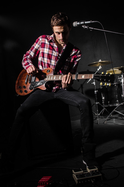 Άνθρωπος με κιθάρα κατά τη διάρκεια συναυλίας - Φωτογραφία, εικόνα