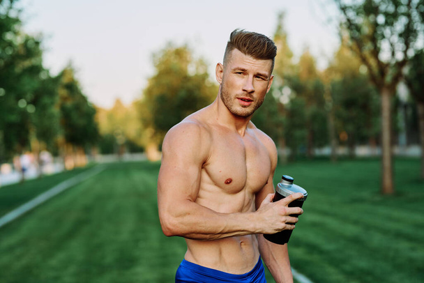 male athlete with pumped up body in parks crossfit workout - Photo, image