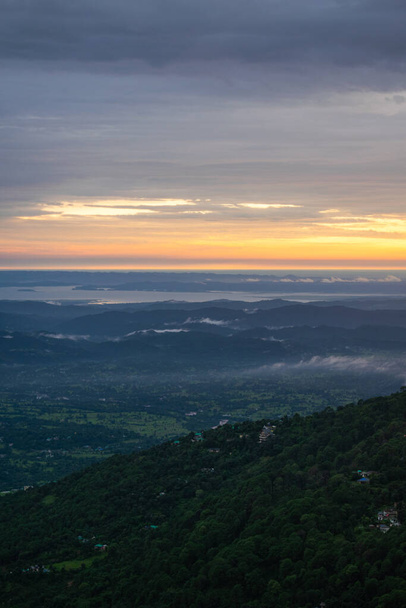 hermosa vista de las colinas en himachal durante la puesta del sol - Foto, imagen