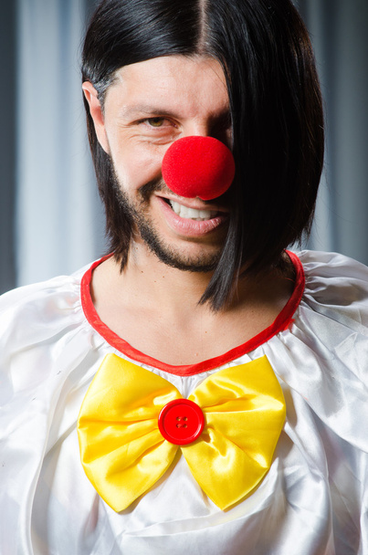 Грустный клоун на сером фоне
 - Фото, изображение