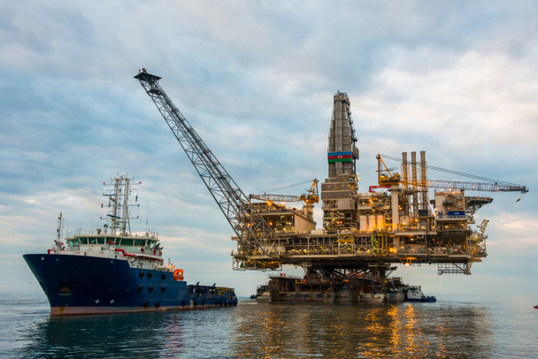 Εξέδρα άντλησης πετρελαίου στην ήρεμη θάλασσα - Φωτογραφία, εικόνα