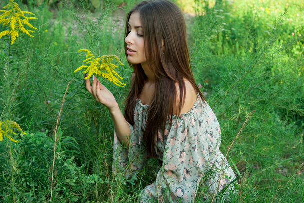 Belle fille inhale arôme de fleurs sauvages
 - Photo, image