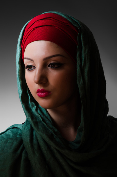 Portrait de la jeune femme avec foulard - Photo, image