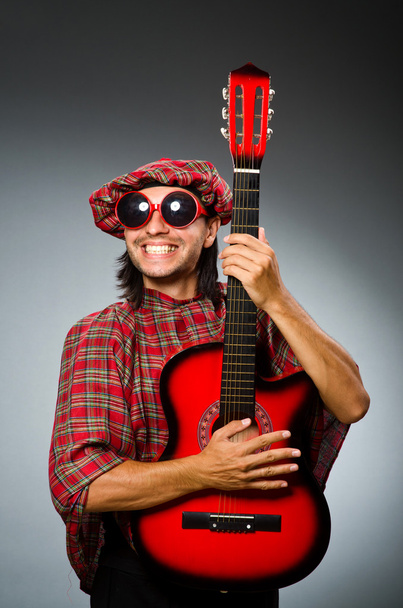 αστεία scotsman παίζοντας κιθάρα κόκκινο - Φωτογραφία, εικόνα