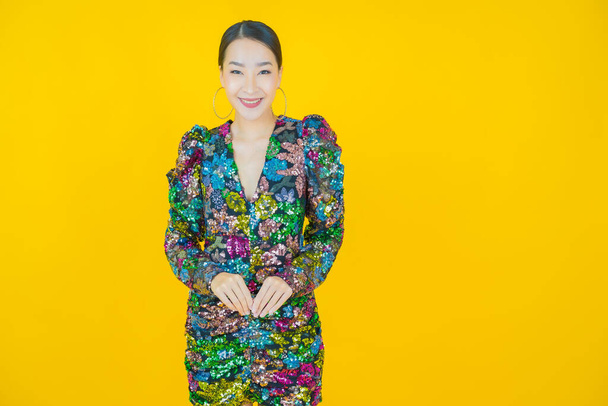 Retrato bonito jovem asiático mulher sorriso com ação na cor de fundo - Foto, Imagem