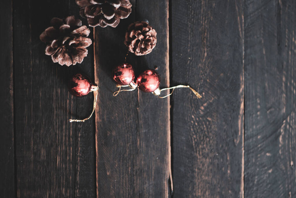 κορυφαία άποψη των χριστουγεννιάτικων διακοσμήσεων τοποθετείται σε ένα μαύρο ξύλινο τραπέζι - Φωτογραφία, εικόνα
