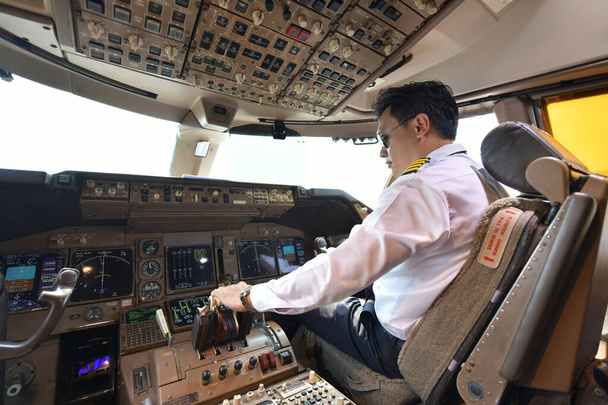 Trabajos piloto de aerolíneas en la cabina - Foto, imagen