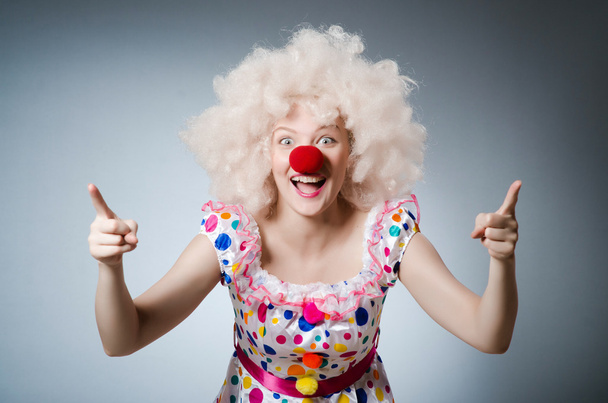 Клоун в белом парике на сером фоне - Фото, изображение