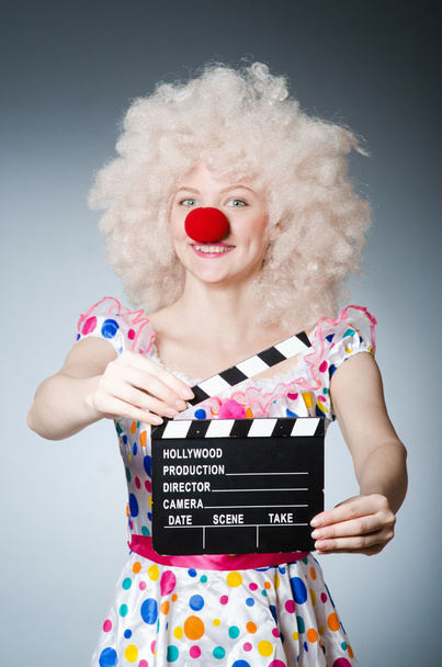 Clown met film clapper board - Foto, afbeelding