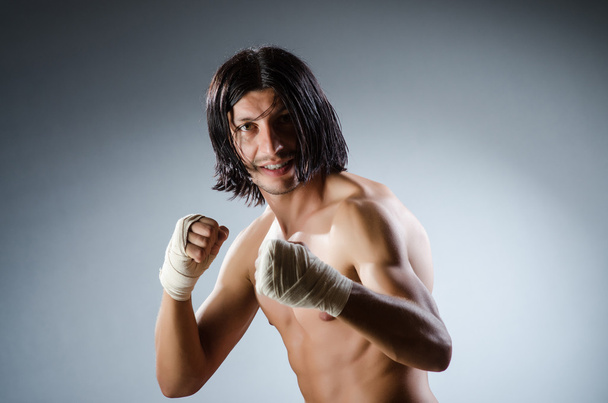 Zerrissene Kampfkunst-Expertin beim Training - Foto, Bild