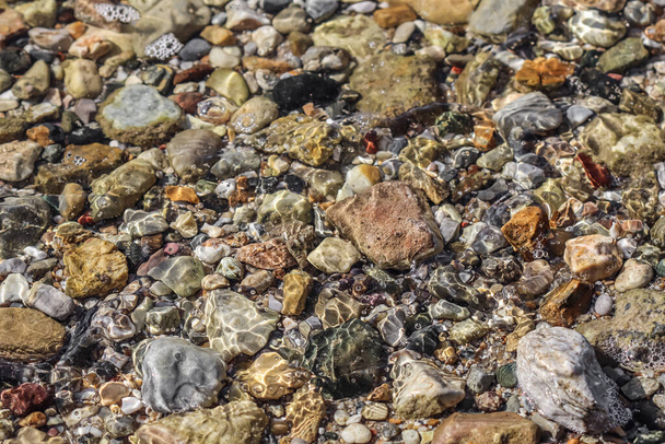 Тло з каменів і хвиль, що течуть на морському пляжі. Концепція літніх канікул
 - Фото, зображення