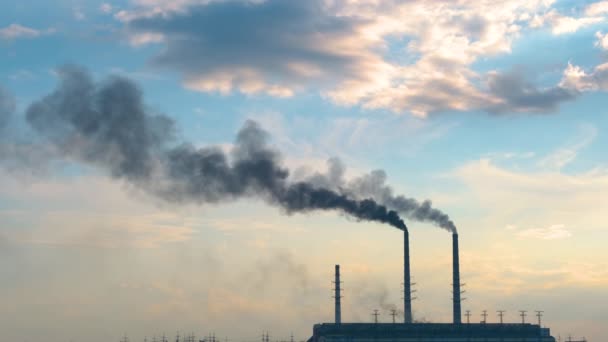 黒い煙が大気を汚染上に移動する熱発電所の高管の閉鎖。化石燃料をコンセプトとした電気エネルギーの生産 - 映像、動画