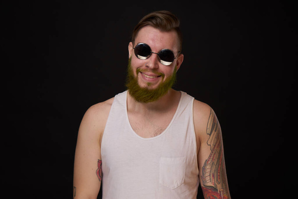 vidám szakállas férfi fehér póló napszemüveg pózol - Fotó, kép