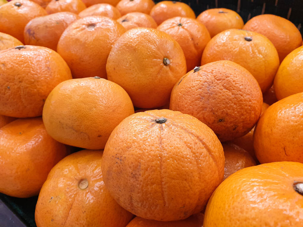 Здоровые фрукты, апельсиновые фрукты фон много апельсиновых фруктов - Фото, изображение
