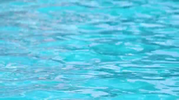 Superfície de close-up de água clara azul com pequenas ondas de ondulação na piscina - Filmagem, Vídeo