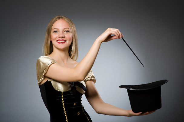 nő bűvész a varázspálcát és kalap - Fotó, kép