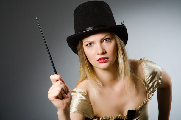 Mago donna con bacchetta magica e cappello
 - Foto, immagini