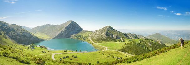 Panorama jezera enol picos de europa, asturias, Španělsko - Fotografie, Obrázek