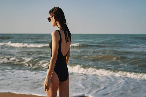 cheerful woman in black swimsuit sunglasses beach walk travel - Fotografie, Obrázek