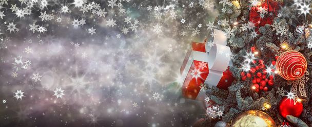 Árbol de Navidad y luces borrosas bokeh y copos de nieve en el fondo beige. Tarjeta de felicitación de Año Nuevo con espacio para copiar. - Foto, imagen