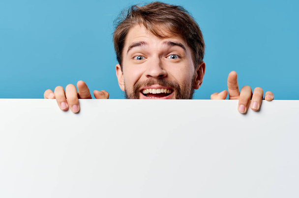 συναισθηματικός άνθρωπος Λευκό διαφημιστική πινακίδα αντίγραφο-χώρο απομονωμένο φόντο - Φωτογραφία, εικόνα