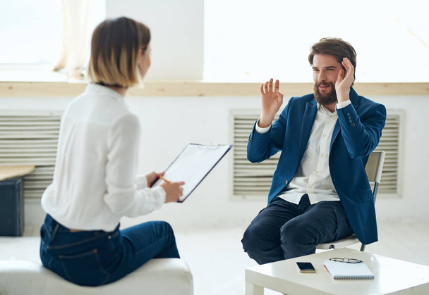 een man bij een psychologen afspraak therapie stress behandeling communicatie - Foto, afbeelding
